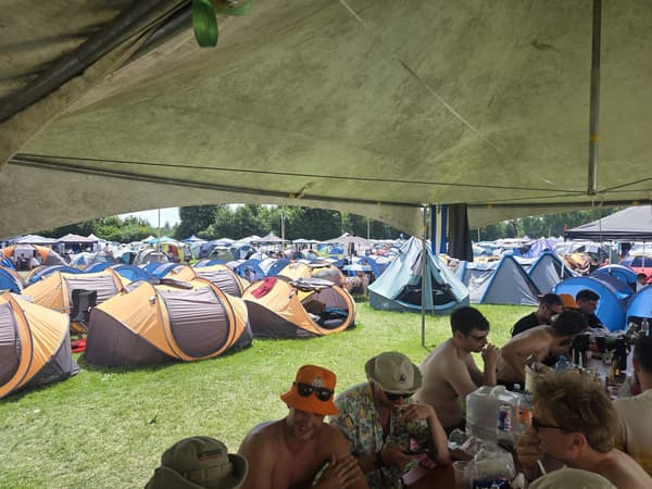 Tältraderna och paviljongen på Coretours camp