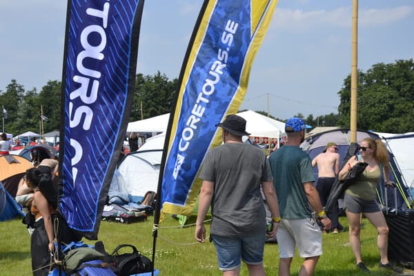 Coretours-flaggorna vid campen