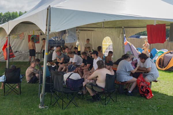 Resenärer vid picknickborden under paviljongen