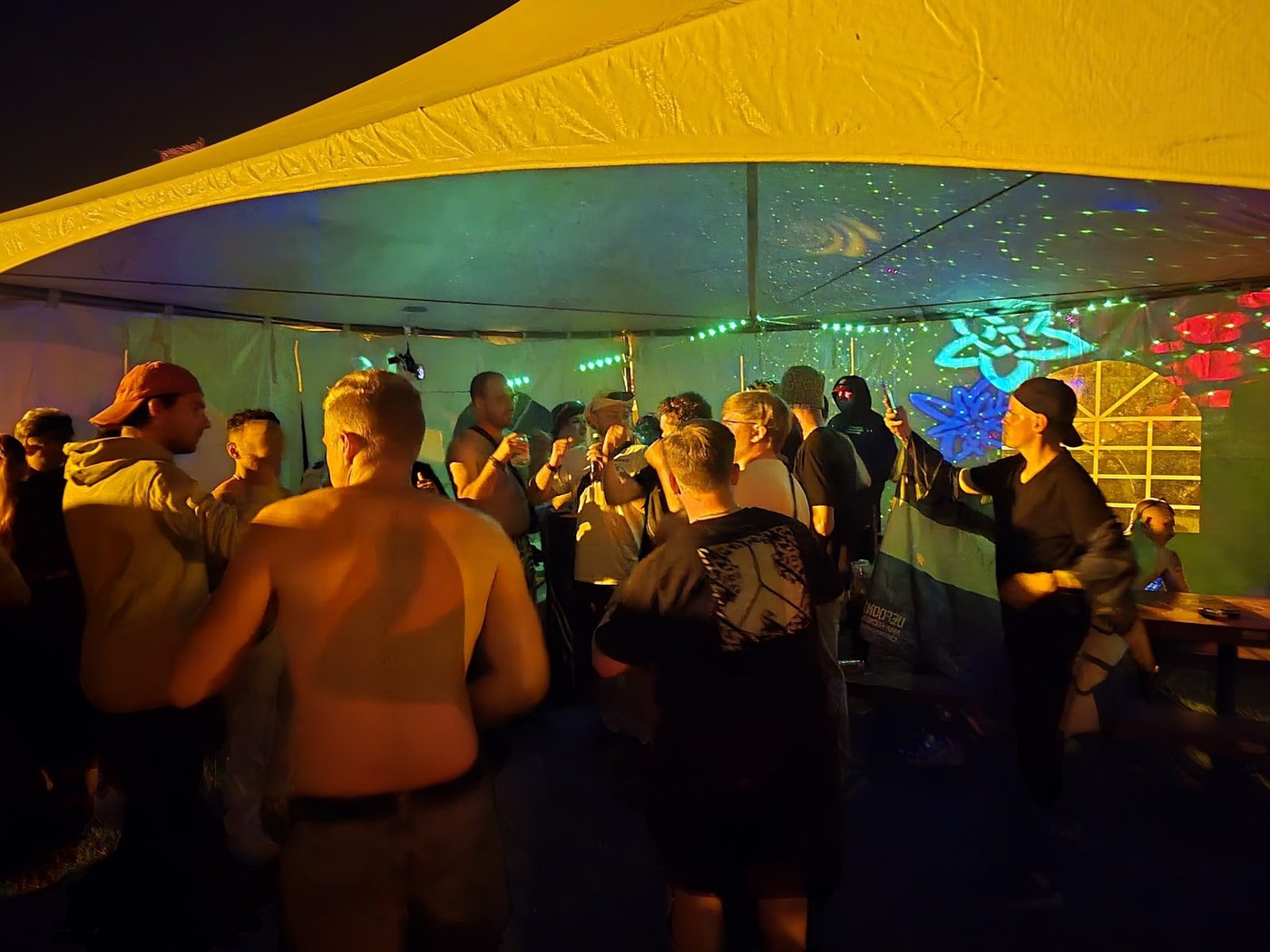 Kväll under paviljongen på Coretours camp