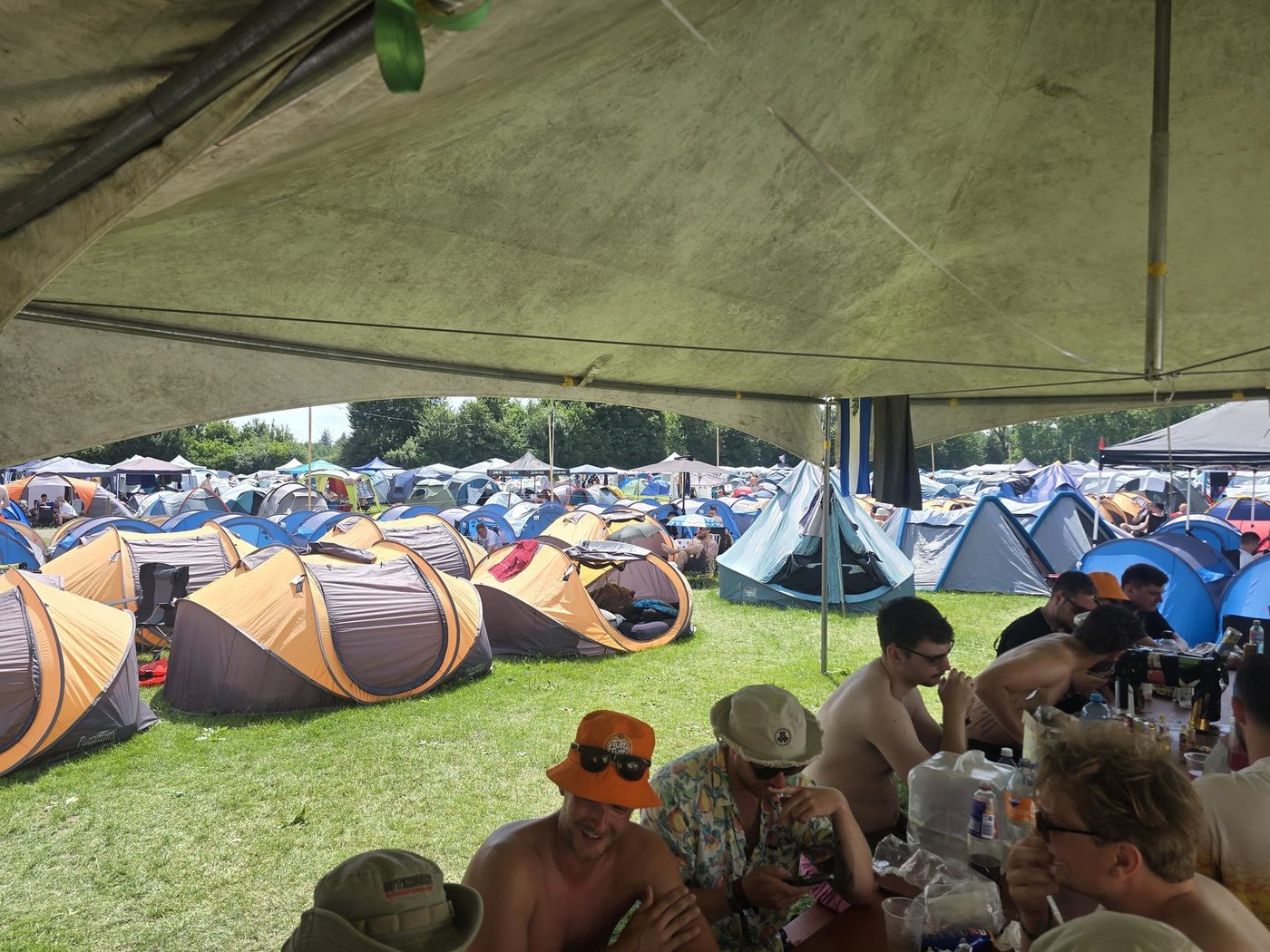 Tältraderna och paviljongen på Coretours camp