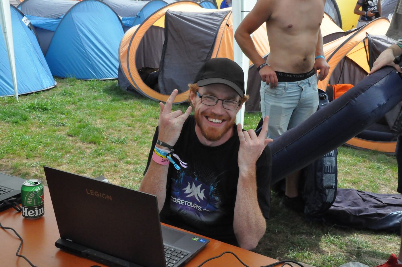 Reseledare vid laptopen på campen