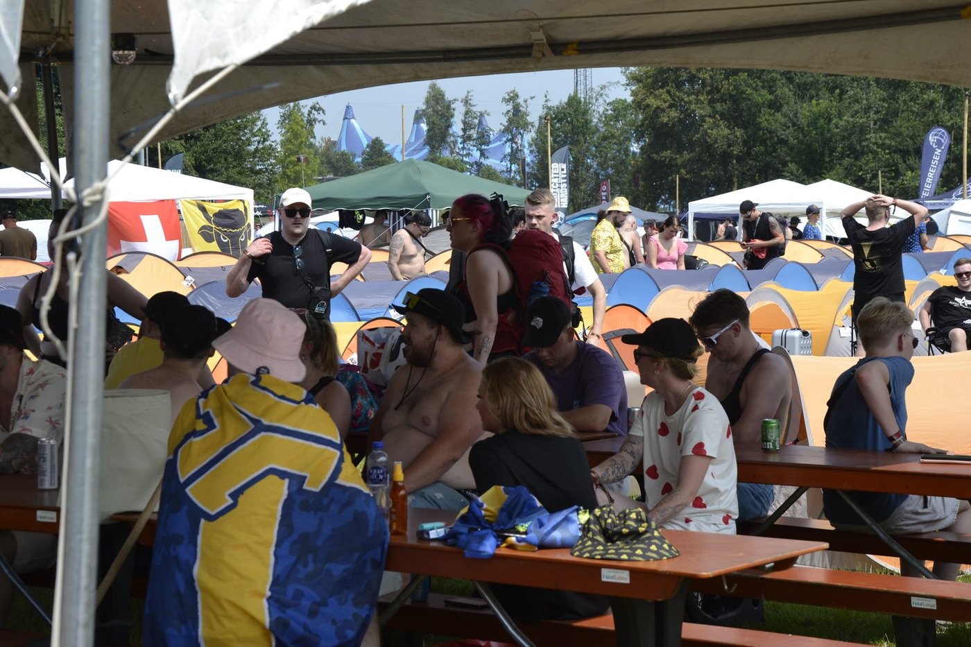 Paviljongen med utsikt över campen