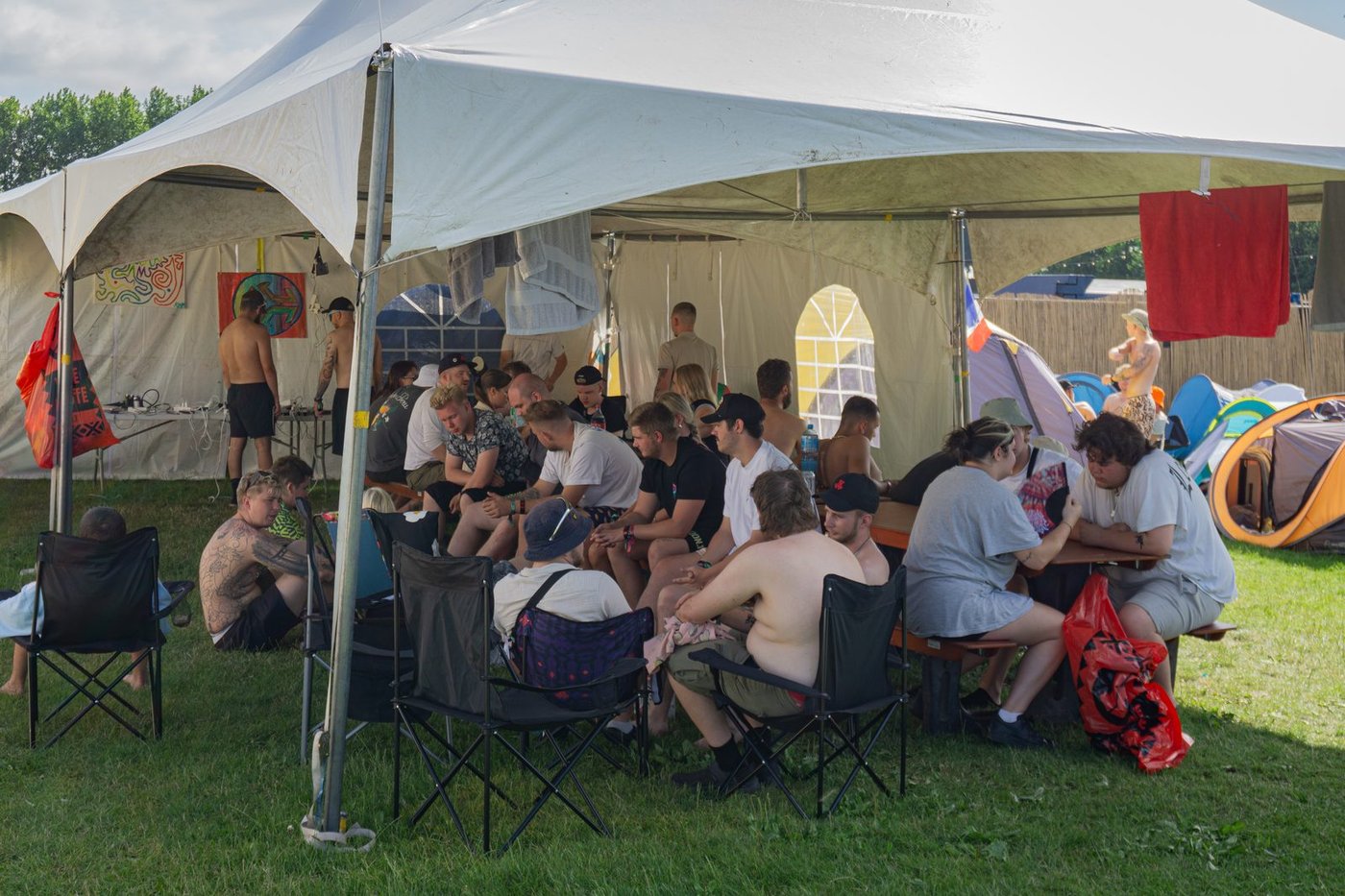 Resenärer vid picknickborden under paviljongen