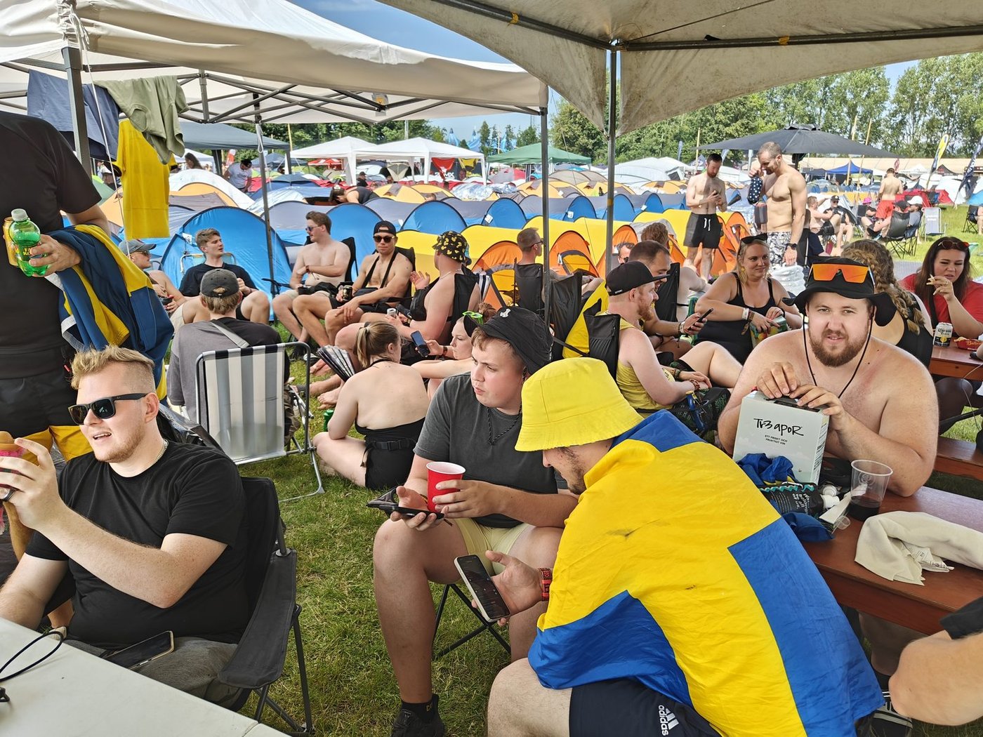 Fullsatt paviljong på Coretours camp