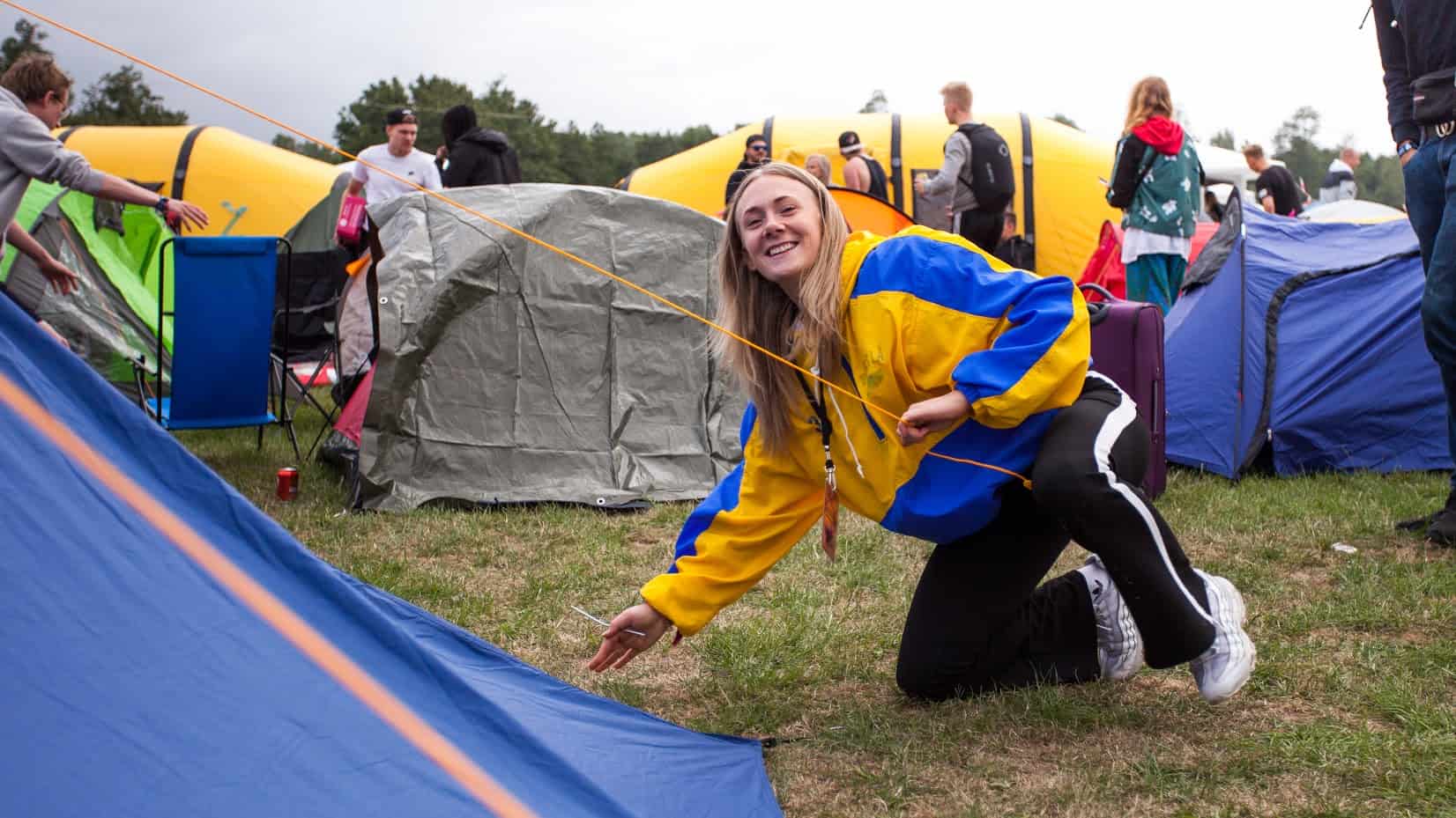 Sätter upp tält på Defqon
