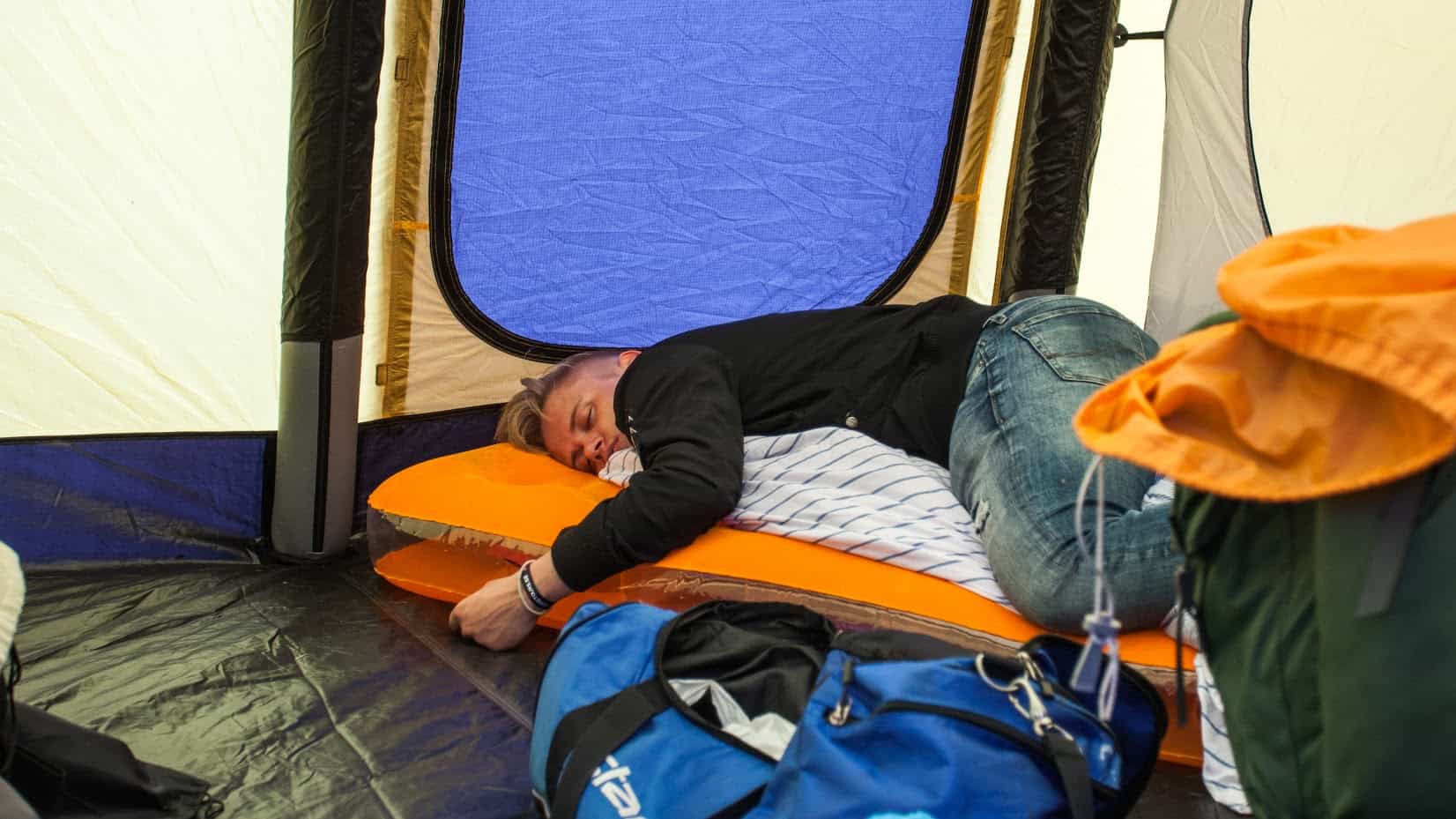 Sömnig i tältet
