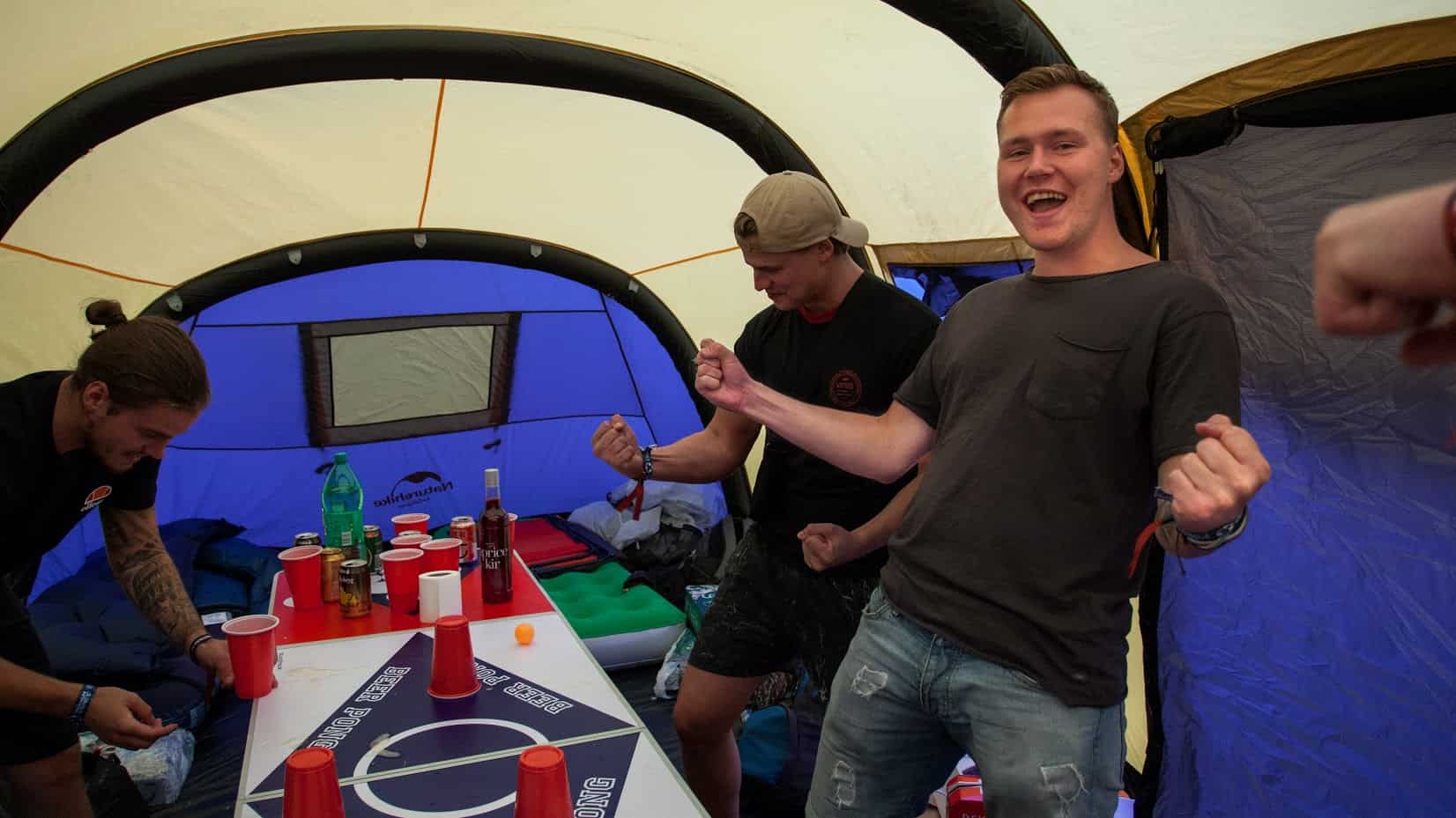Beerpong i familjetältet